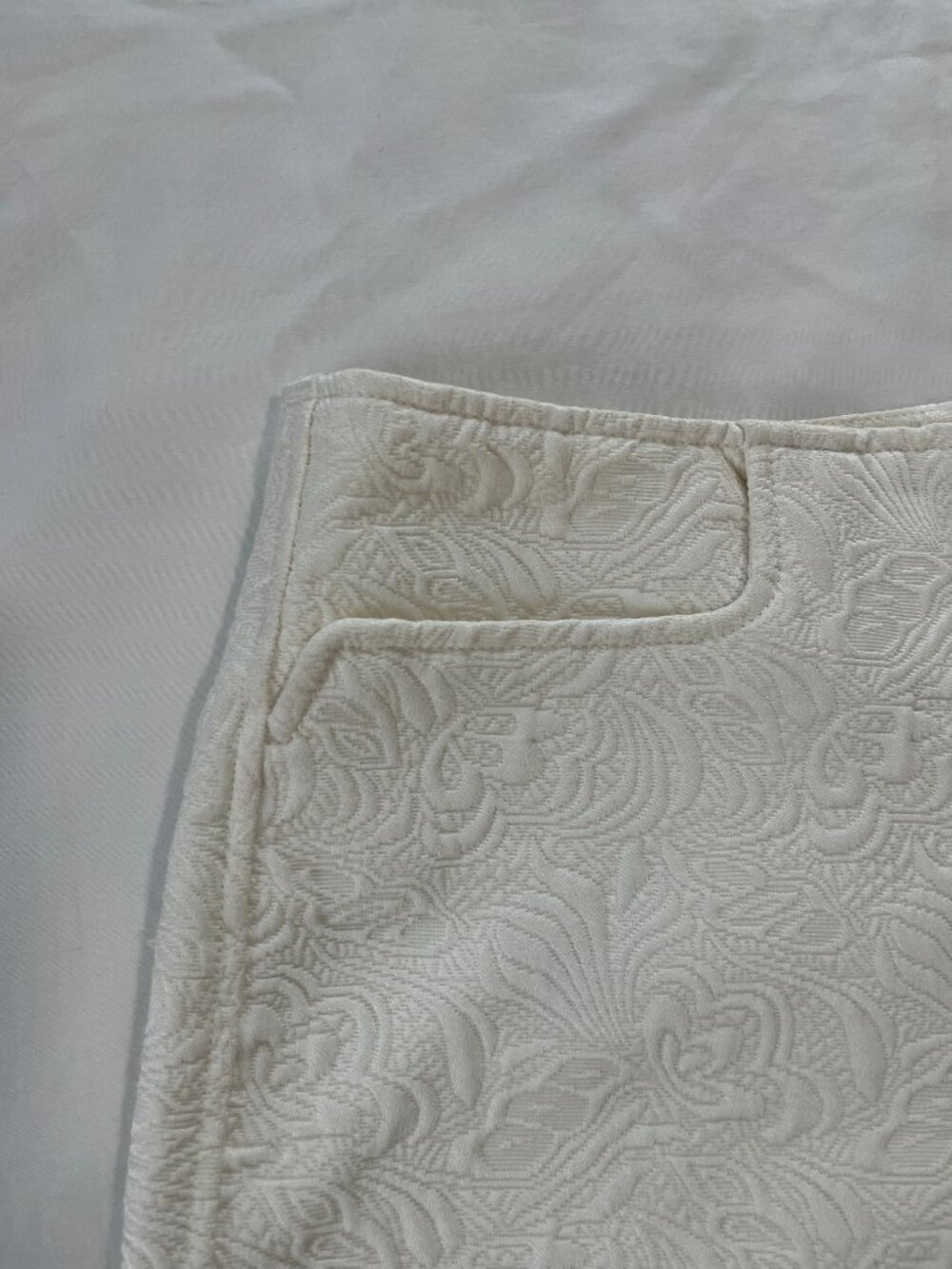Urban Outfitter Jacquard High-Rise White Patterned Shorts | Size 6 - Picture 6 of 6